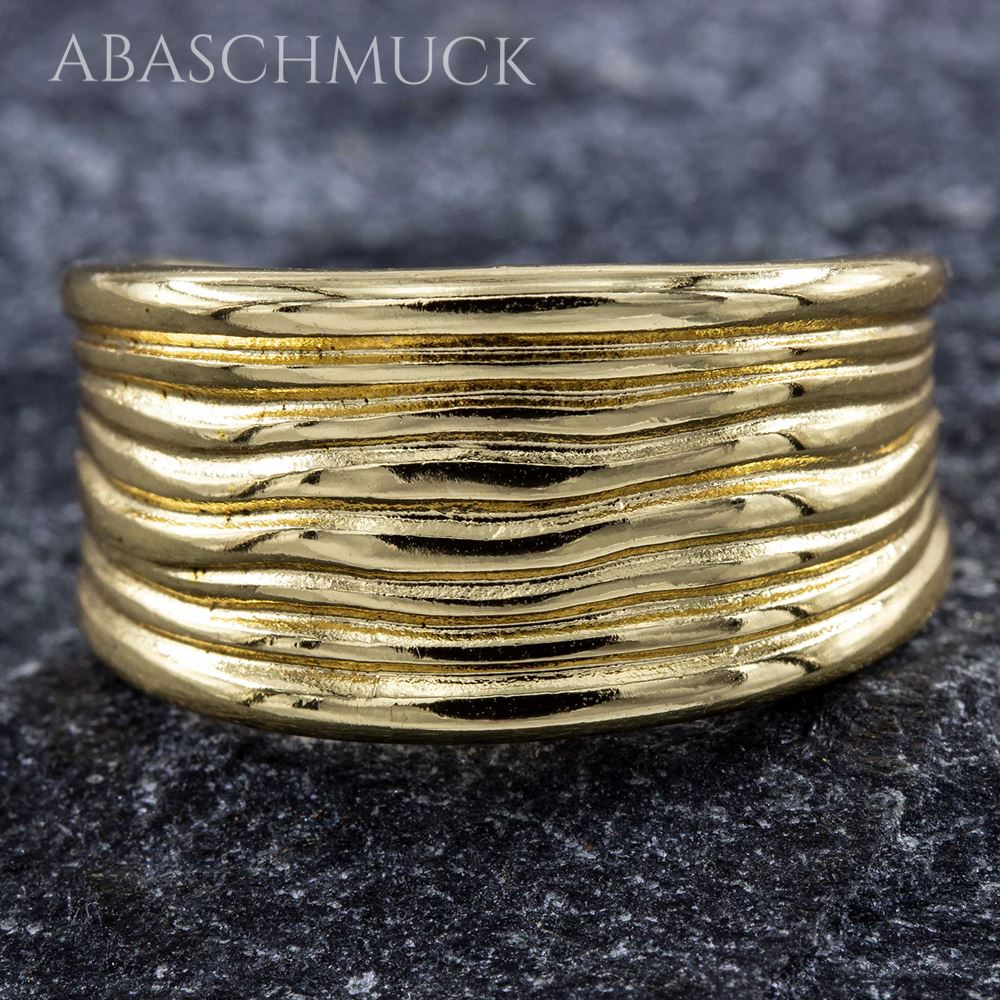 Breiter goldfarbener Bandring mit wellenförmiger Struktur von vorne.