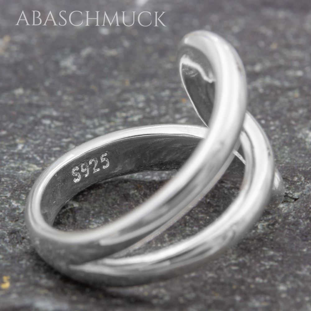 Nahaufnahme des verstellbaren 925er Silberrings mit polierter Oberfläche