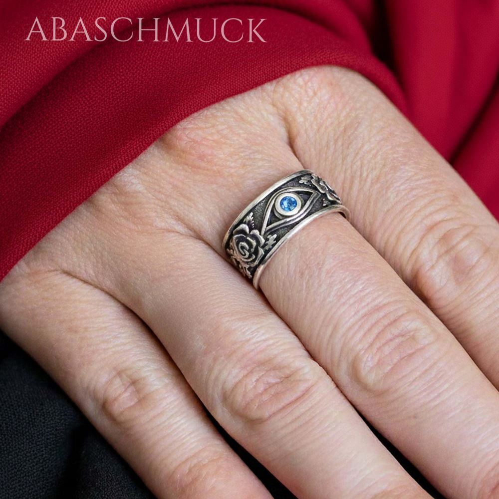 Breiter floraler 925-Silberring mit blauem Stein, getragen an der Hand.