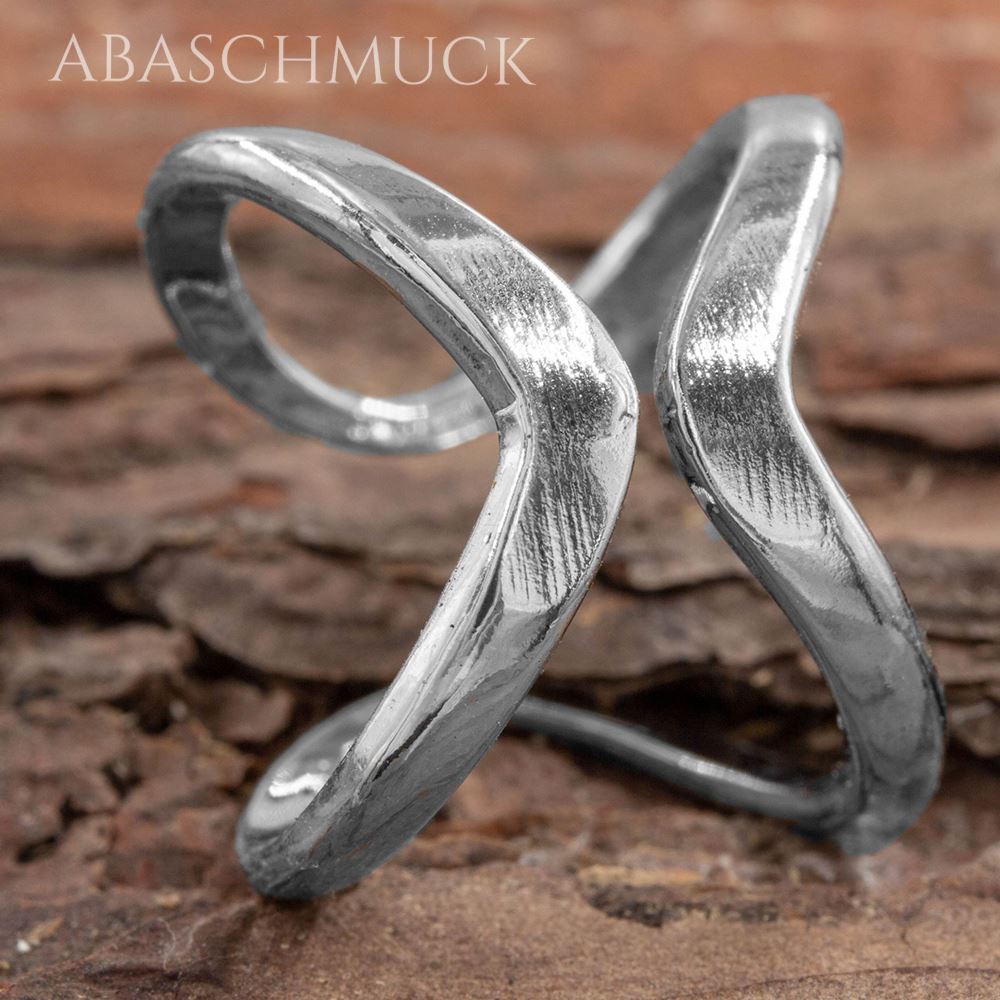 Geschwungener offener Silberring 925 mit glänzender Oberfläche auf Naturholz.