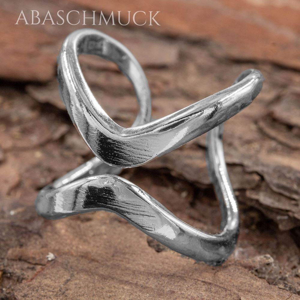 Moderner 925-Silberring mit organischer Linienführung, Nahaufnahme.
