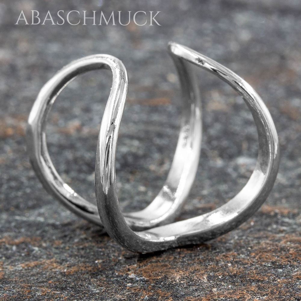 Eleganter, luftiger Silberring 925 mit weicher Form auf Steinuntergrund.