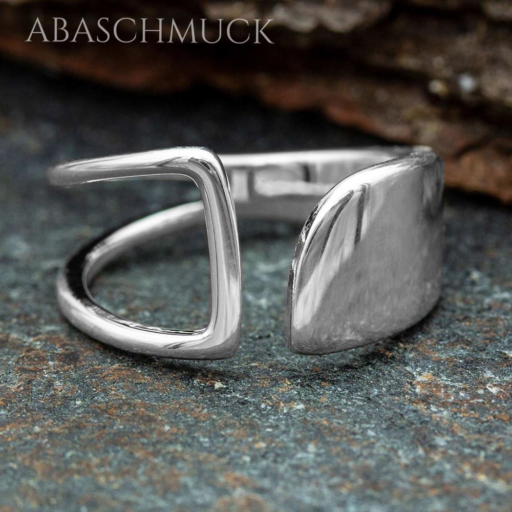 Geometrischer 925-Silberring im offenen Design mit glatter Fläche auf Naturstein.