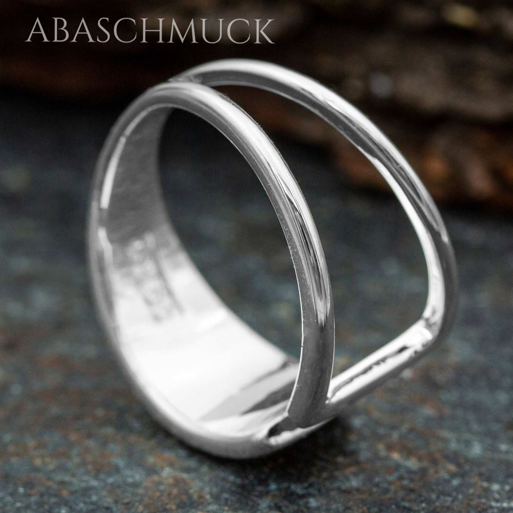Moderner Silberring 925 mit offenem geometrischem Rahmen, seitliche Ansicht.