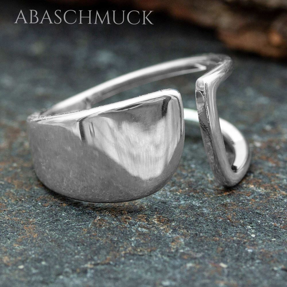 Minimalistischer offener Bandring aus Sterling Silber mit klaren Linien.