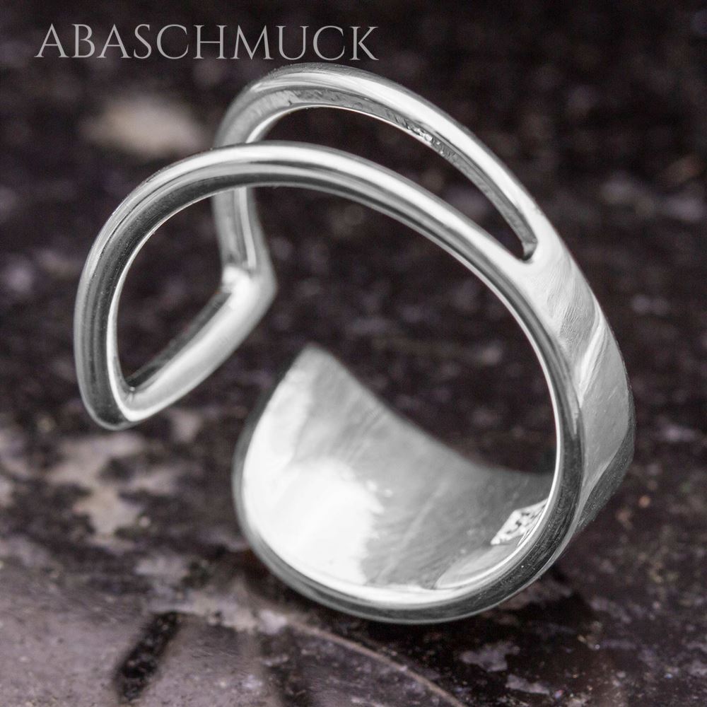 Geometrisch geformter Silberring 925 mit breiter glatter Fläche, Nahaufnahme.