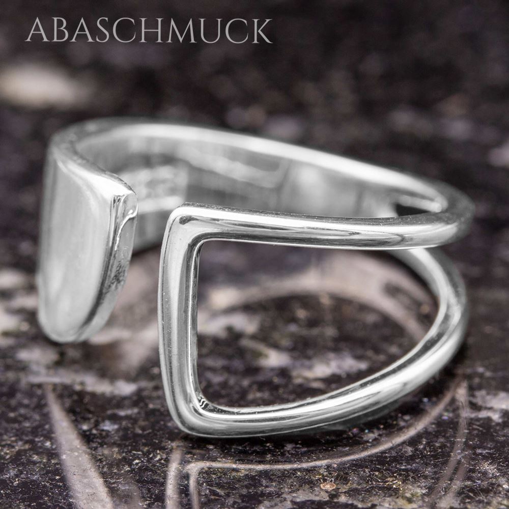 Offener moderner Ring aus Sterling Silber mit architektonischem Look.