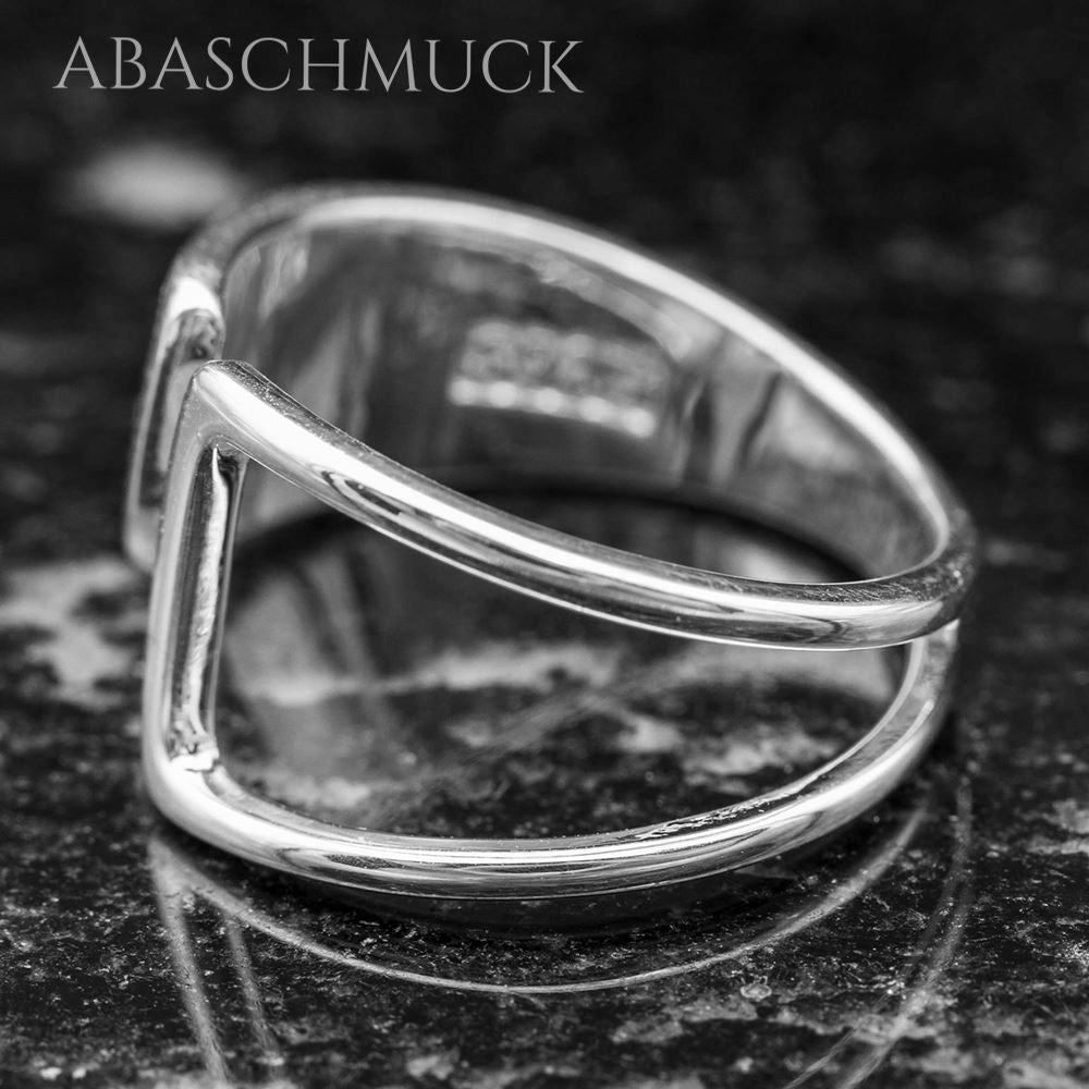 Innenansicht eines geometrischen offenen Silberrings 925 auf dunklem Stein.