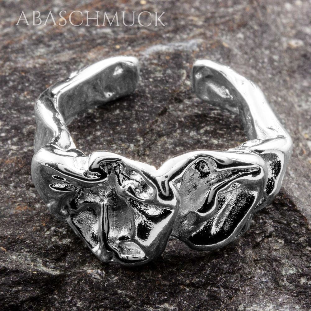 Skulpturaler, glänzender 925-Silberring mit unregelmäßiger Struktur, Frontansicht.