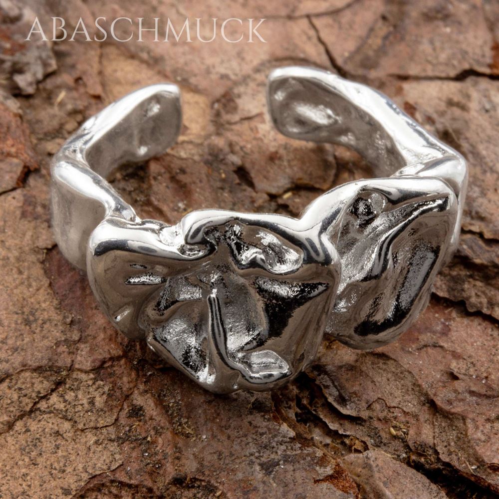 Glänzender Statement-Ring 925 mit organischer Form auf natürlicher Rinde.
