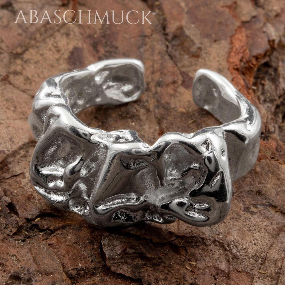 Markanter Silberring 925 mit skulpturalen Details, Nahaufnahme.