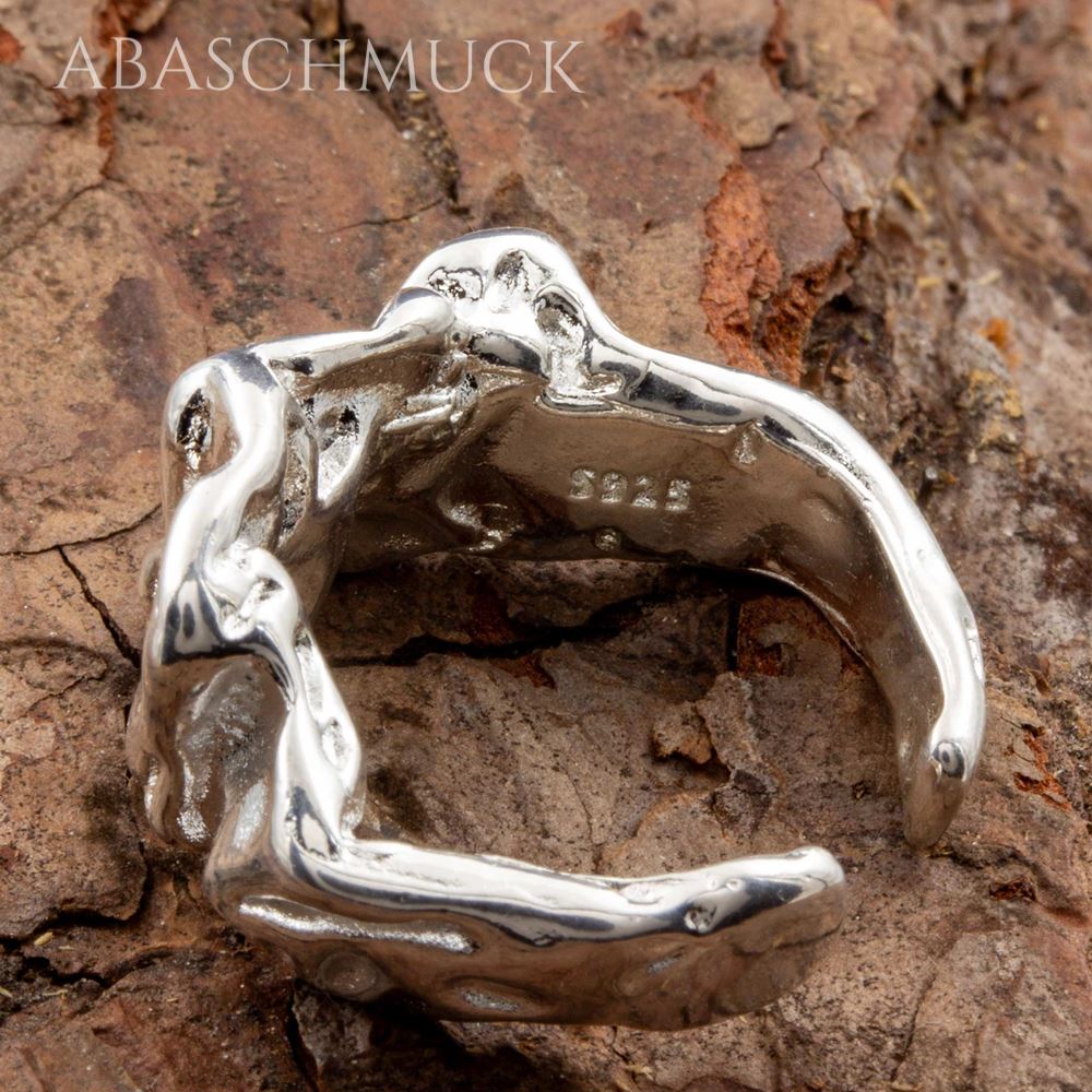 Innenansicht des offenen organischen Silberrings 925 auf rustikalem Untergrund.