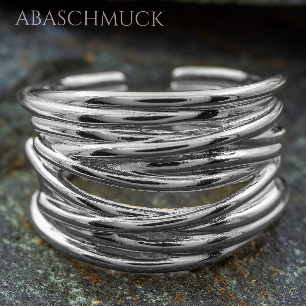 Mehrreihiger, glänzender Silberring 925 im offenen Design auf Natursteinfotografie.