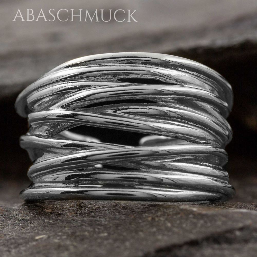 Breiter 925-Silberring mit dynamischer Linienstruktur, frontal dargestellt.
