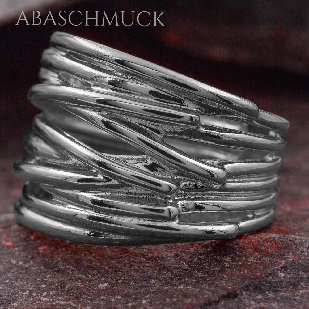 Glänzender, mehrschichtiger Bandring aus Sterling Silber, Nahaufnahme.