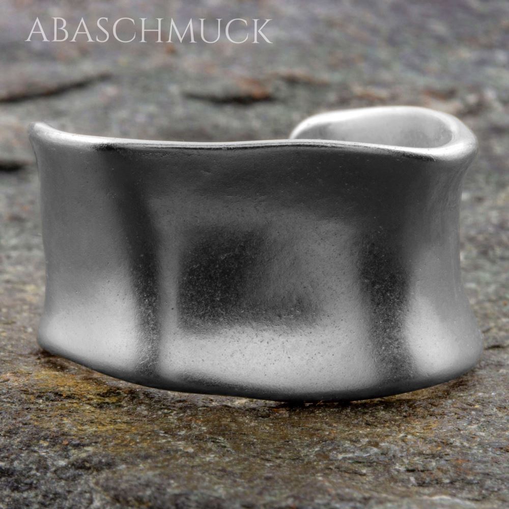 Mattschimmernder breiter Silberring 925 im offenen Design auf Naturstein fotografiert.