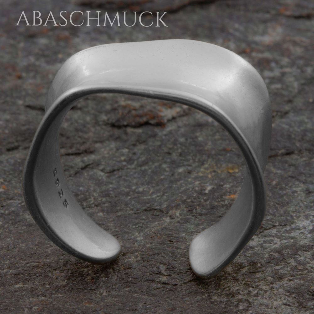 Offener, leicht geschwungener 925-Silberring mit matter Oberfläche, Rückansicht.
