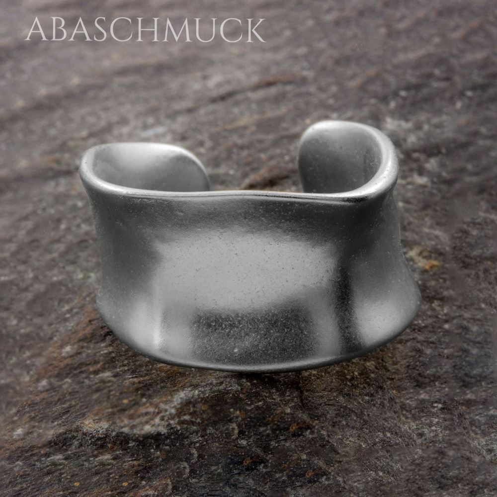 Moderner Bandring aus mattem Sterling Silber, organische Form, frontal dargestellt.