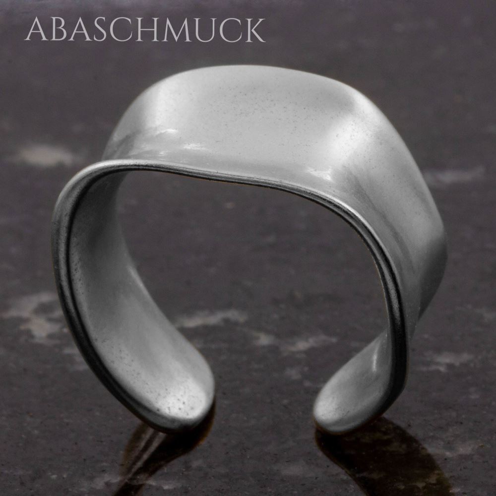 Offener 925-Silberring mit breitem Kopf und matter Struktur, seitliche Ansicht.
