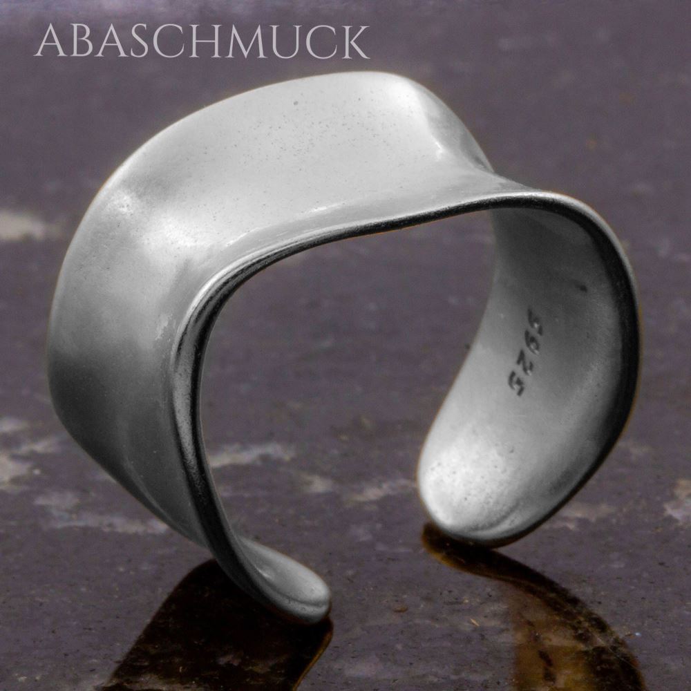 Innenansicht des offenen matten Silberrings 925, moderne organische Form.