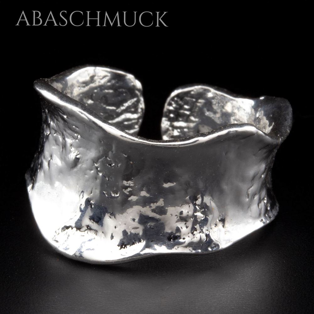 Breiter, strukturierter Silberring 925 im offenen Design, Nahaufnahme auf schwarzem Hintergrund.