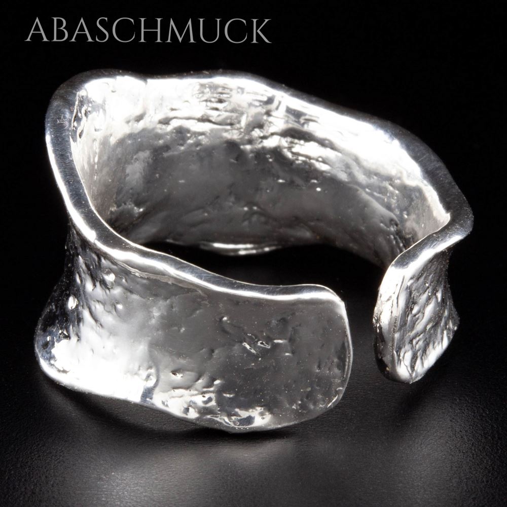 Silberring mit organischer, gehämmerter Oberfläche, geöffnetes Bandring-Design.