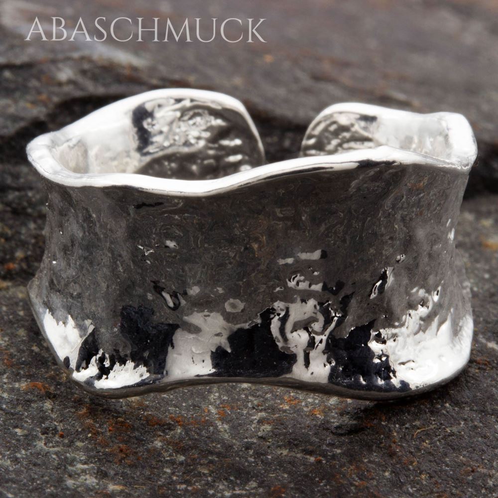 Verstellbarer strukturierter Silberring 925, breites glänzendes Unisex-Design auf Steinuntergrund.