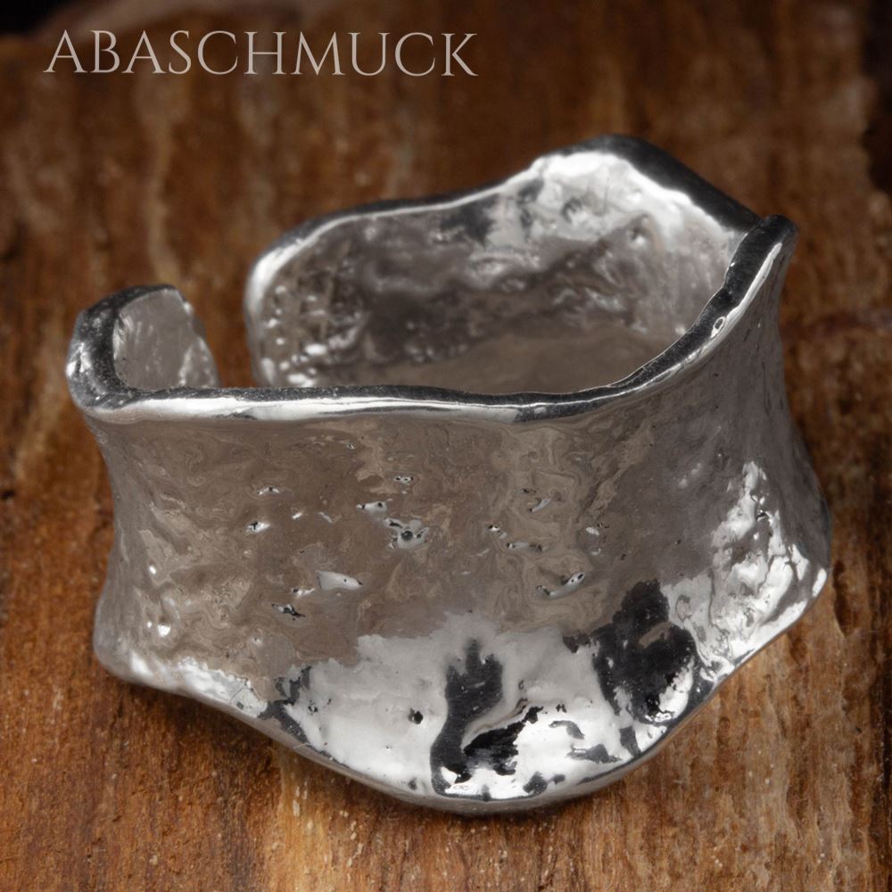 Strukturierter Unisex-Silberring mit breiter Front, moderne organische Form.