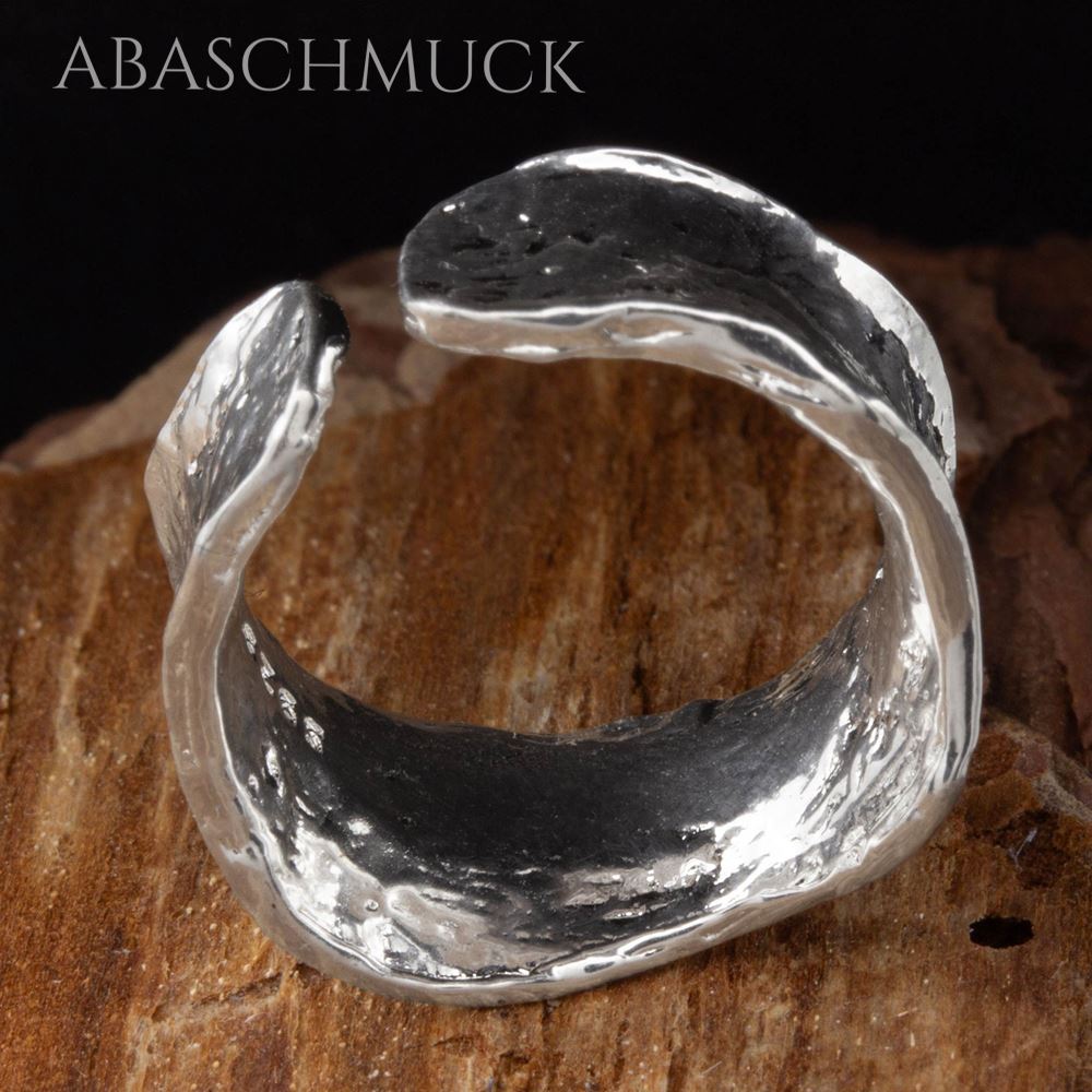 Ansicht von innen: Offener Silberring 925 mit rauer, künstlerischer Oberflächenstruktur.
